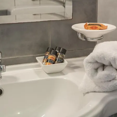 Mira Maizonettes Aparthotel 4*